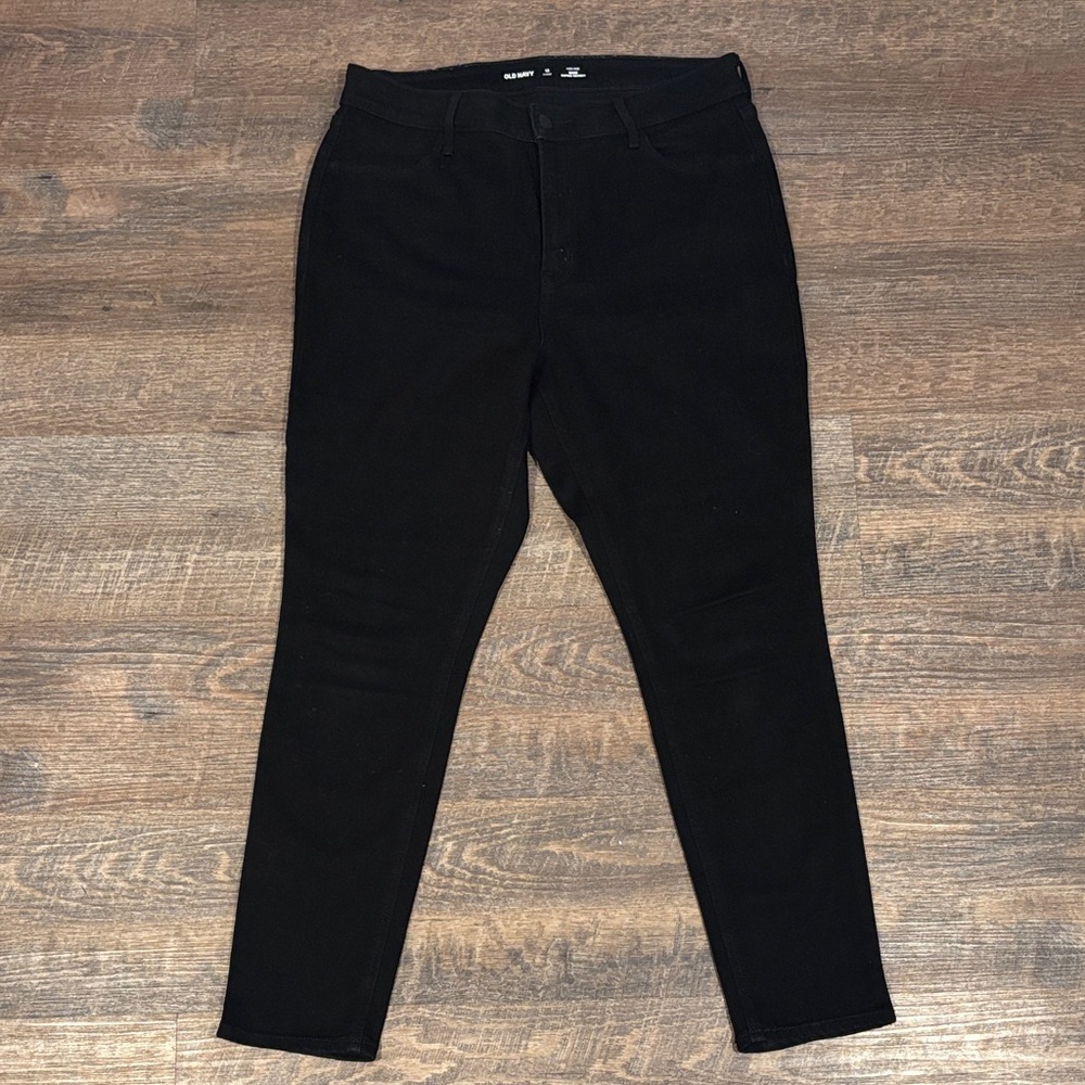 Old Navy Women's Classic Black Skinny Jeans short